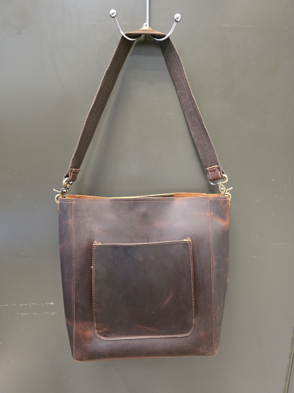 Classic Brown Leather Crossbody Tote - Unbranded - Picture 4 of 6